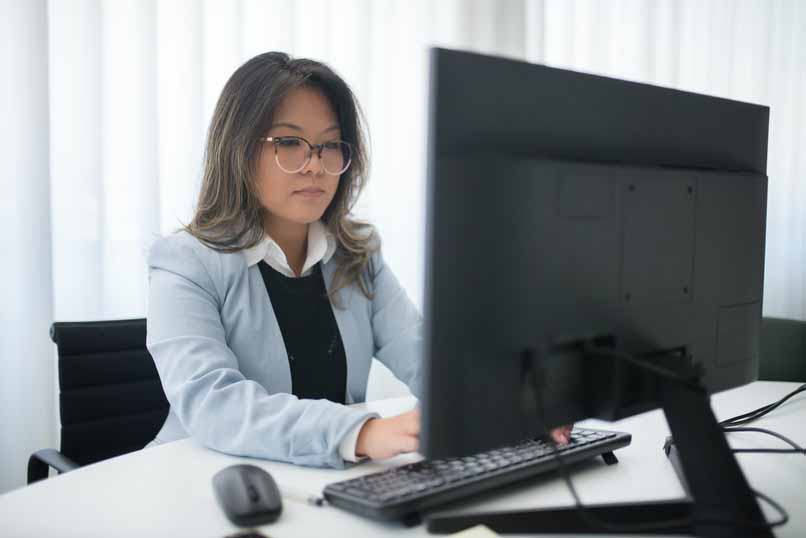 nainen käyttää tietokonetta