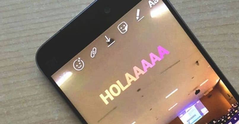 kokeile monivärisiä tekstitemppuja Instagram-tarinoissa