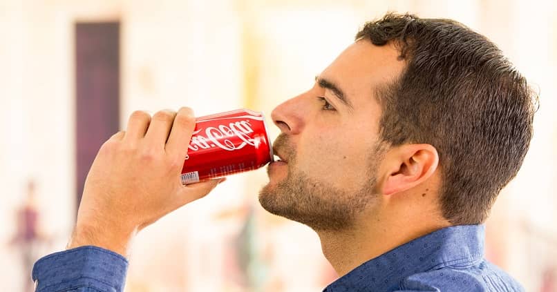 Coca-Colan käyttö henkilökohtaiseen hygieniaan ja terveyteen 1 coca cola lata hombre consumidor 18821